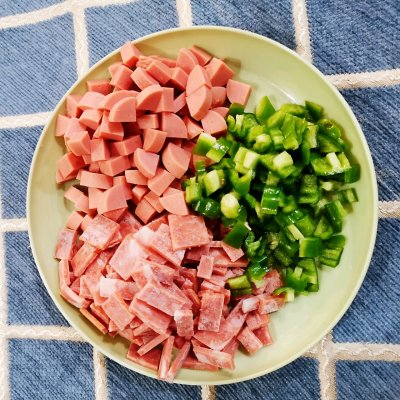 不用复杂馅料的简易火腿培根披萨(图8) 自制披萨食谱_披萨的做法大全图解相关推荐_简单快手披萨做法