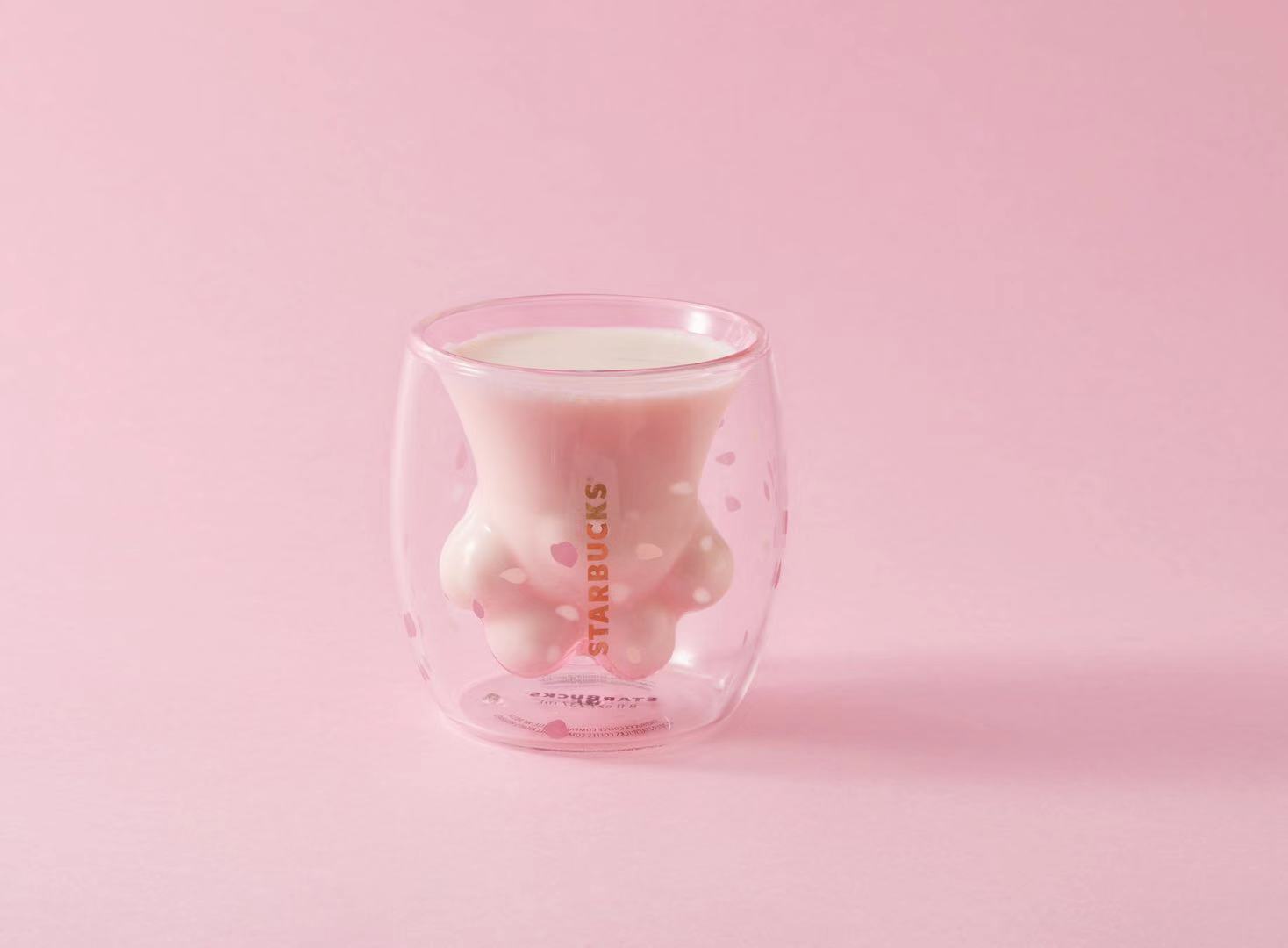 萌到窒息!限定版樱花杯刷屏,星巴克到底是卖咖啡的还是卖杯子的?(图1) 星巴克城市限定款马克杯推荐_星巴克樱花猫爪杯限定版_星巴克的纸杯的价钱