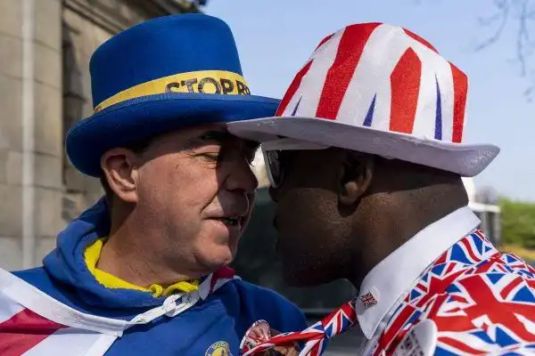 特雷莎梅脱欧协议投票结果_英国议会否决内阁账目开销_英国议会否决脱欧协议