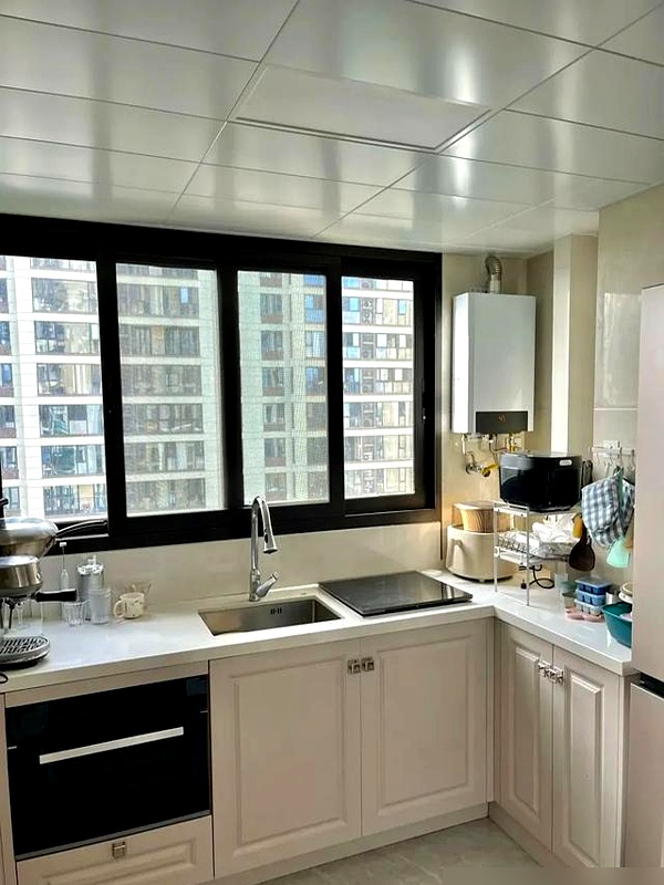 成都一对80后的新房火了,光电视背景墙就让众人惊叹,太有品位了(图4) 成都80后夫妻通顶电视柜_装修效果图大全2025图片电视墙_环保实木板隐藏功能