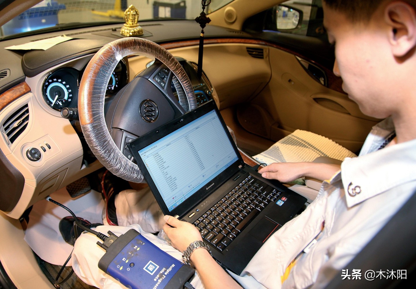 新车扳手指示灯一直亮_保养提示灯_车辆保养周期