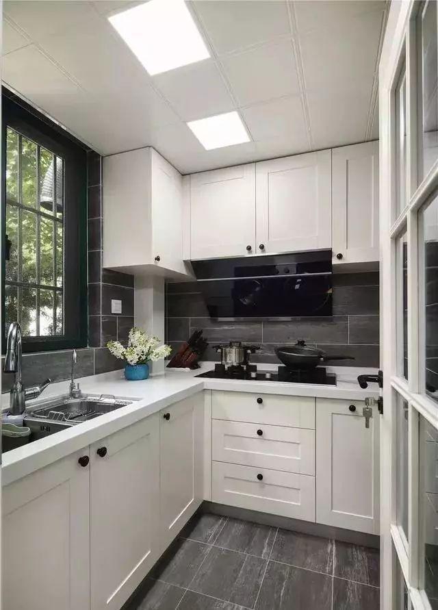 厨房间橱柜图片2025_白色橱柜搭配创意瓷砖_高颜值原木色橱柜