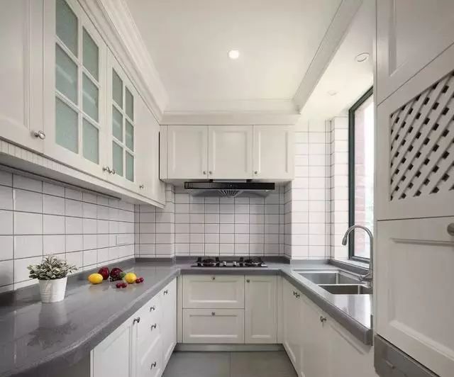 白色橱柜搭配创意瓷砖_厨房间橱柜图片2025_高颜值原木色橱柜