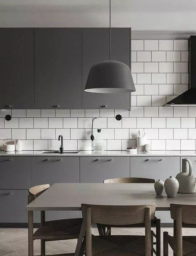 高颜值原木色橱柜_白色橱柜搭配创意瓷砖_厨房间橱柜图片2025