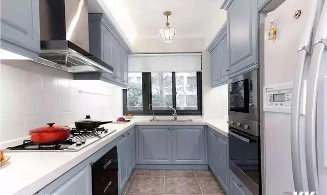 白色橱柜搭配创意瓷砖_高颜值原木色橱柜_厨房间橱柜图片2025