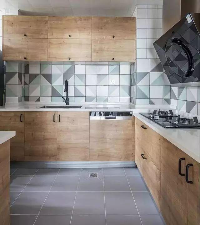 厨房间橱柜图片2025_白色橱柜搭配创意瓷砖_高颜值原木色橱柜