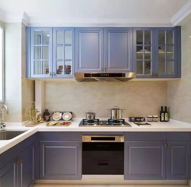 白色橱柜搭配创意瓷砖_高颜值原木色橱柜_厨房间橱柜图片2025