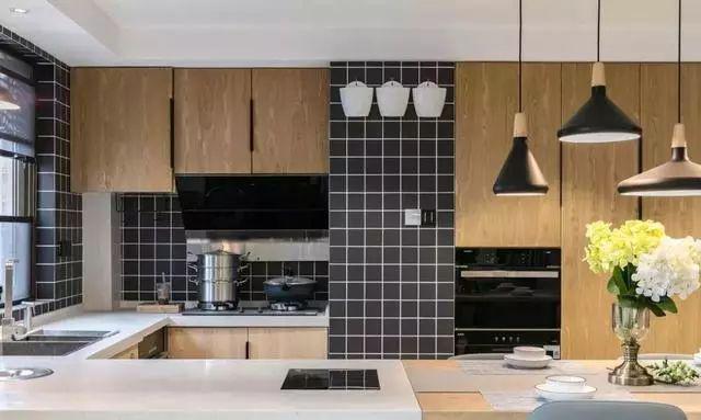 厨房间橱柜图片2025_白色橱柜搭配创意瓷砖_高颜值原木色橱柜