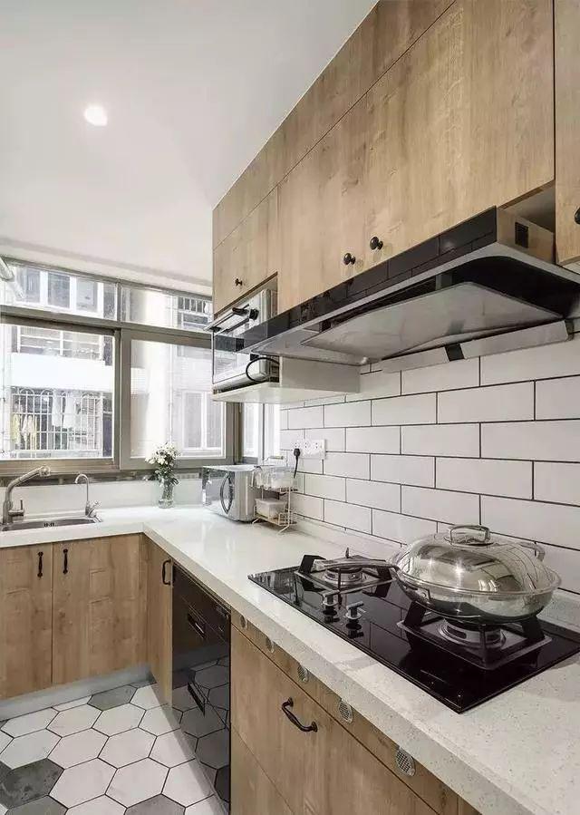 高颜值原木色橱柜_白色橱柜搭配创意瓷砖_厨房间橱柜图片2025