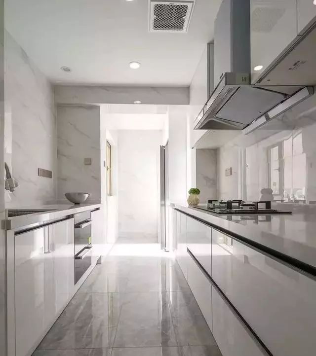 厨房间橱柜图片2025_高颜值原木色橱柜_白色橱柜搭配创意瓷砖