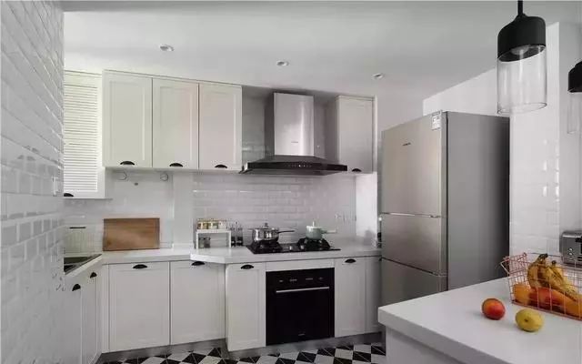 白色橱柜搭配创意瓷砖_高颜值原木色橱柜_厨房间橱柜图片2025