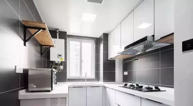 白色橱柜搭配创意瓷砖_高颜值原木色橱柜_厨房间橱柜图片2025