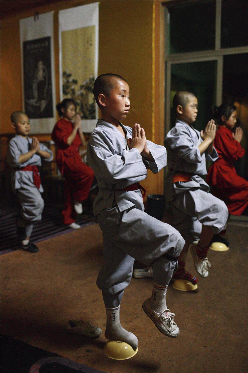 少林寺塔沟武校学费_少林小龙武术学校 7岁女童死亡事件 登封武校乱象