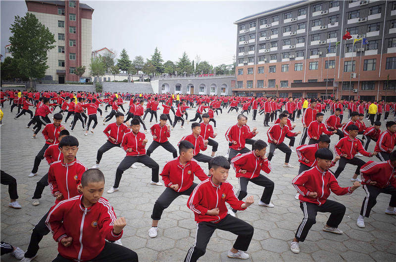 少林寺塔沟武校学费_少林小龙武术学校 7岁女童死亡事件 登封武校乱象