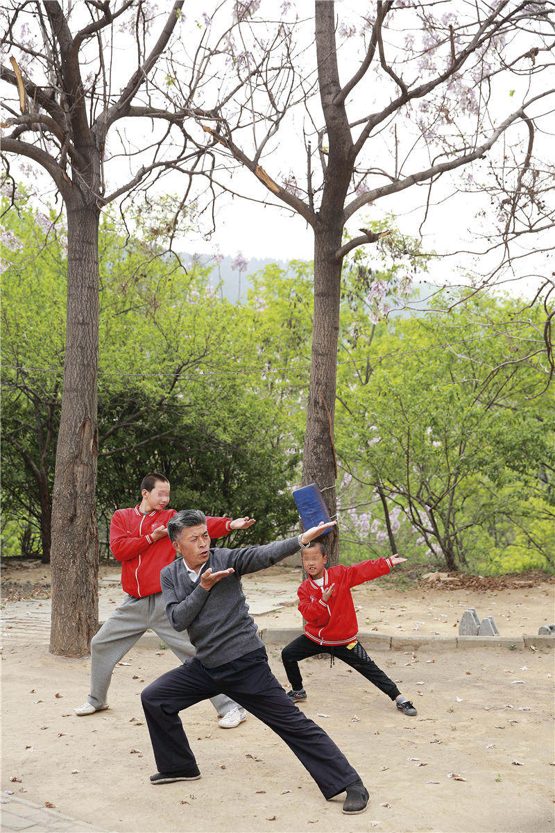 少林寺塔沟武校学费_少林小龙武术学校 7岁女童死亡事件 登封武校乱象