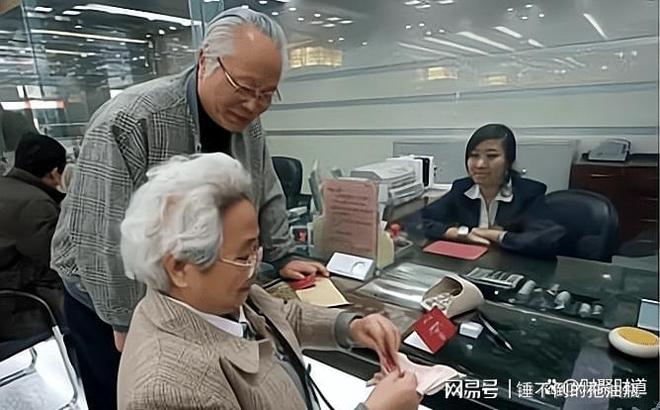 10万元存款方案对比_阶梯存款法利率计算_一天定期利息是多少