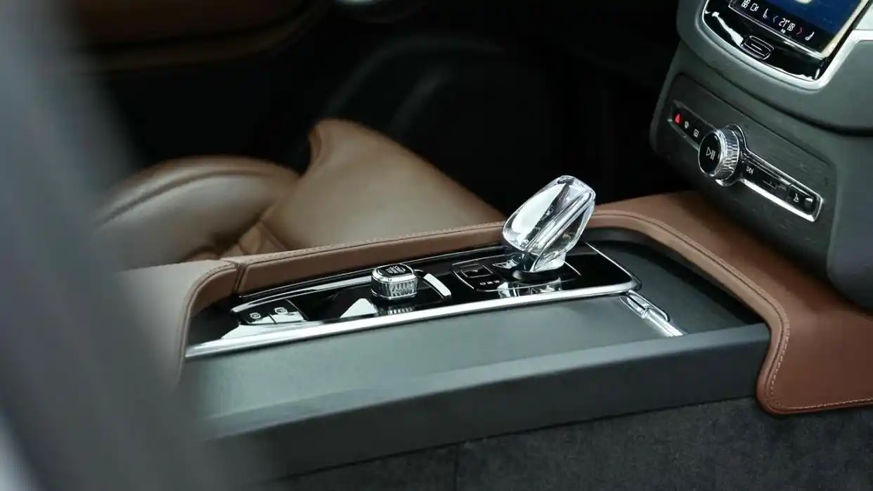 沃尔沃XC90 50万预算 天花板级别车型_沃尔沃XC90 2024款B6智雅豪华版 安全配置_沃尔沃xc90价钱