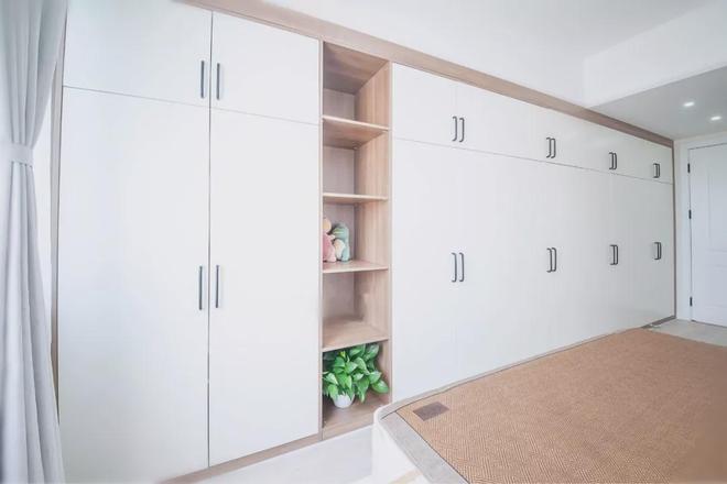 卧室柜子装修_卧室整墙衣柜布局_卧室白色衣柜设计