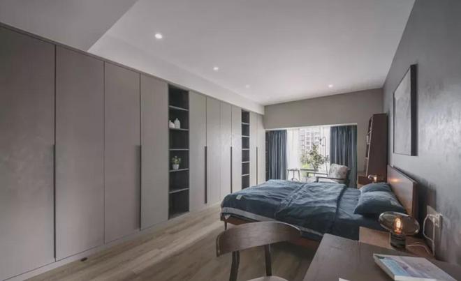 卧室整墙衣柜布局_卧室白色衣柜设计_卧室柜子装修