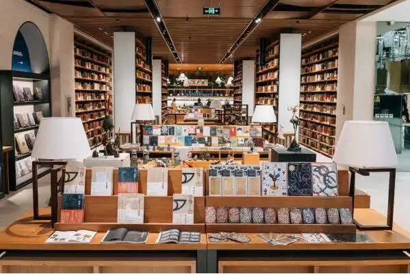 免费看书怎么盈利_开书店的利润_书店不卖书赚钱模式