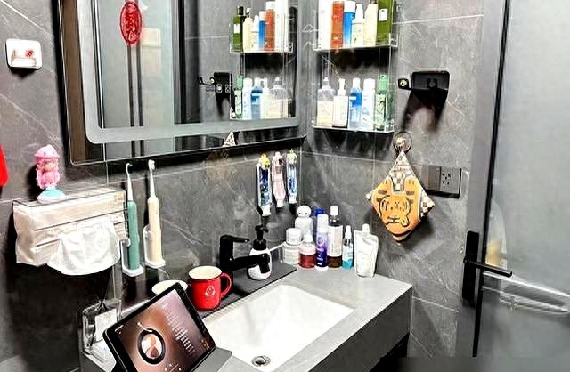 装修浴室效果图_壁挂马桶_下沉式淋浴区