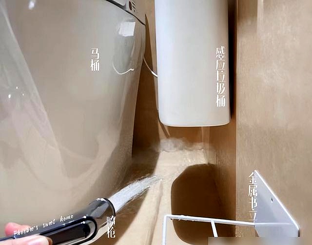 装修浴室效果图_壁挂马桶_下沉式淋浴区