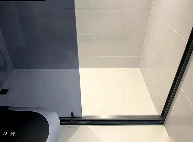 装修浴室效果图_下沉式淋浴区_壁挂马桶