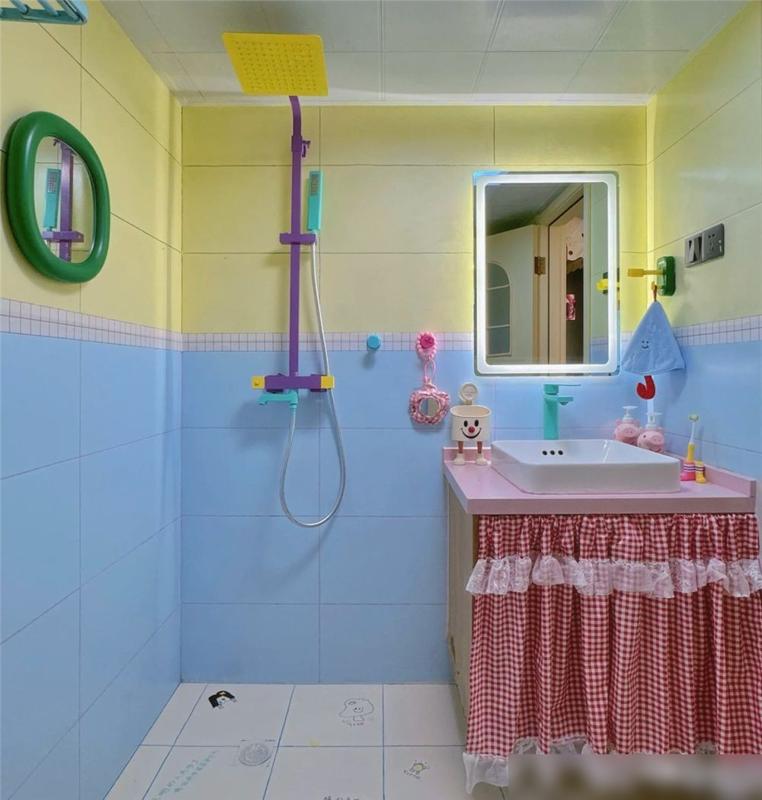 小卫生间改造技巧_4平米卫生间设计_装修浴室效果图