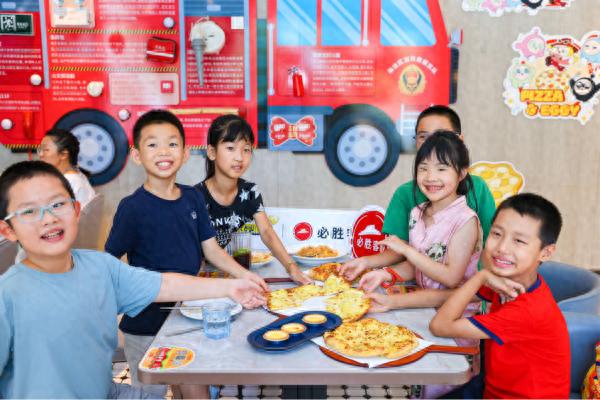 必胜客蛋仔派对联动周边_必胜客四合一披萨薄脆_必胜客爆浆榴莲披萨