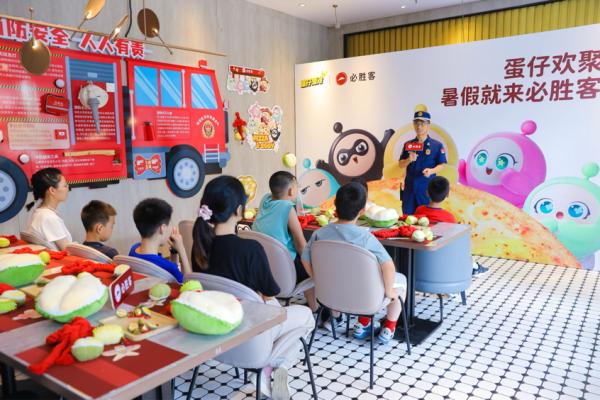 必胜客四合一披萨薄脆_必胜客爆浆榴莲披萨_必胜客蛋仔派对联动周边