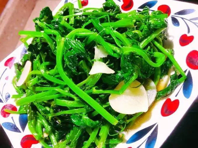 上班族快手菜做法_蒜蓉炒豆苗简单菜谱_减肥素菜做法