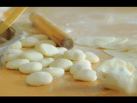 妈妈亲手包的饺子味道_春节吃饺子习俗_金元宝蒸饺