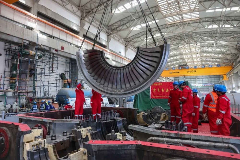 甘肃电投常乐电厂2×1000MW扩建工程5号机组汽轮机扣盖圆满完成(图2) 汽轮机发电机组安装_常乐电厂2×1000MW燃煤机组扩建工程进展_甘肃电投常乐电厂5号机组汽轮机扣盖