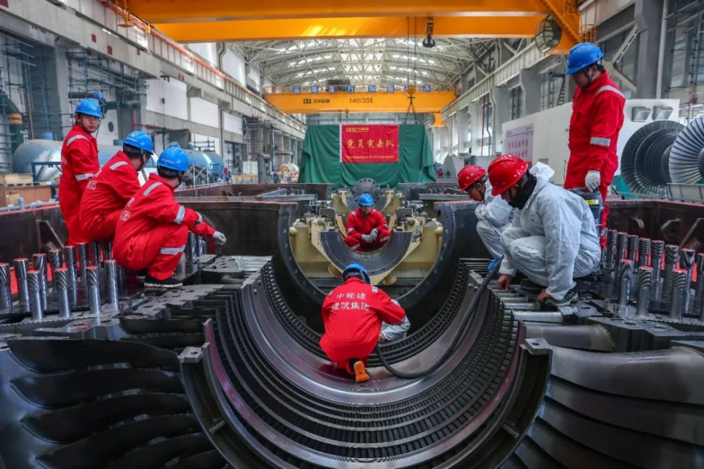 甘肃电投常乐电厂2×1000MW扩建工程5号机组汽轮机扣盖圆满完成(图3) 汽轮机发电机组安装_甘肃电投常乐电厂5号机组汽轮机扣盖_常乐电厂2×1000MW燃煤机组扩建工程进展