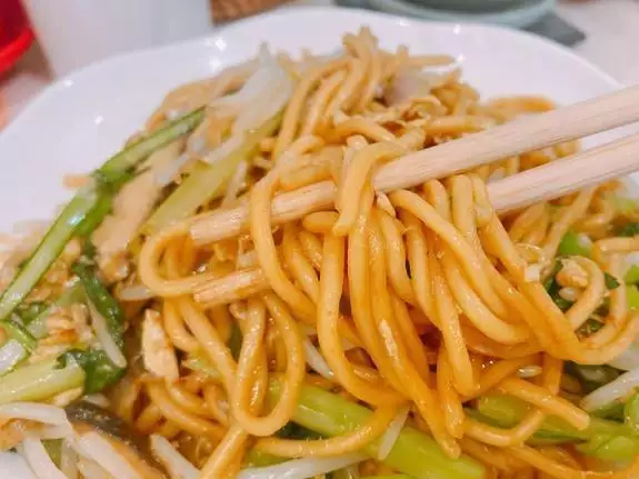 路边摊豆芽炒面做法_干爽不硬豆芽炒面技巧_炒面做法