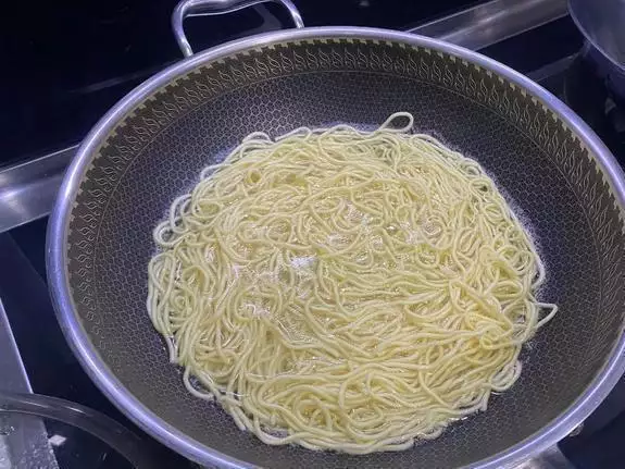 炒面做法_路边摊豆芽炒面做法_干爽不硬豆芽炒面技巧