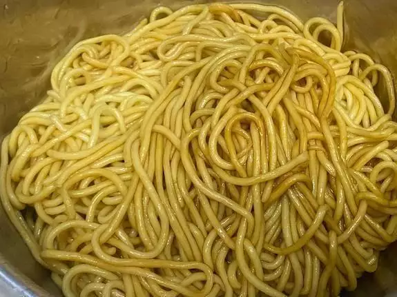 路边摊豆芽炒面做法_干爽不硬豆芽炒面技巧_炒面做法