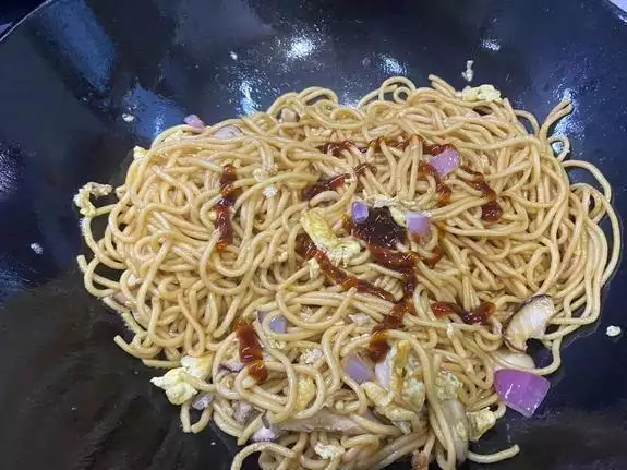 干爽不硬豆芽炒面技巧_炒面做法_路边摊豆芽炒面做法