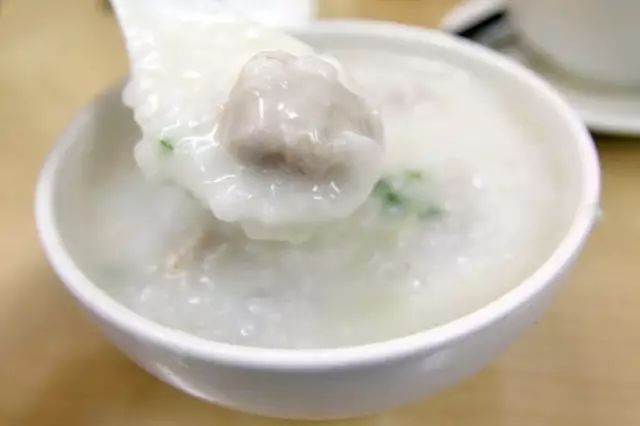 潮汕砂锅粥做法_海鲜砂锅粥图片_砂锅粥与生滚粥的区别