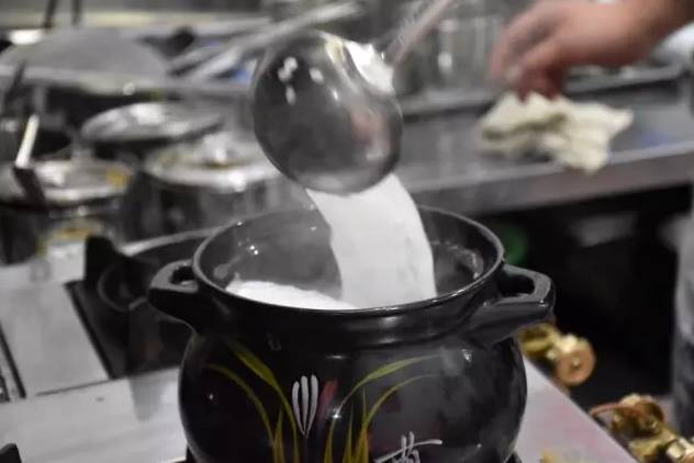 潮汕砂锅粥做法_砂锅粥与生滚粥的区别_海鲜砂锅粥图片