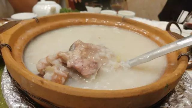 潮汕砂锅粥做法_海鲜砂锅粥图片_砂锅粥与生滚粥的区别