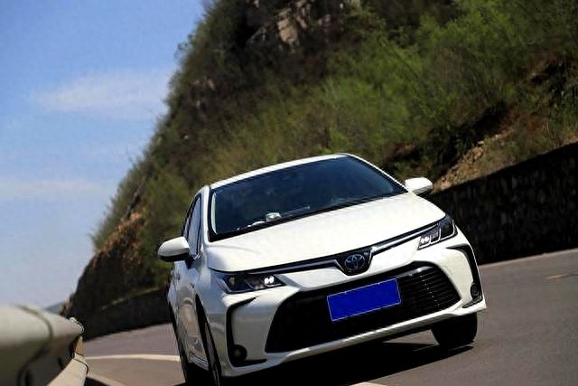 卡罗拉降价5万是真的吗_双擎车型保值率分析_卡罗拉雷凌对比评测