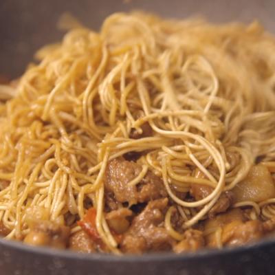 土豆豆角焖面_鸡腿肉焖面做法_鸡肉土豆焖面食谱