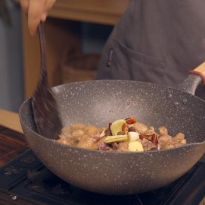 土豆豆角焖面_鸡肉土豆焖面食谱_鸡腿肉焖面做法