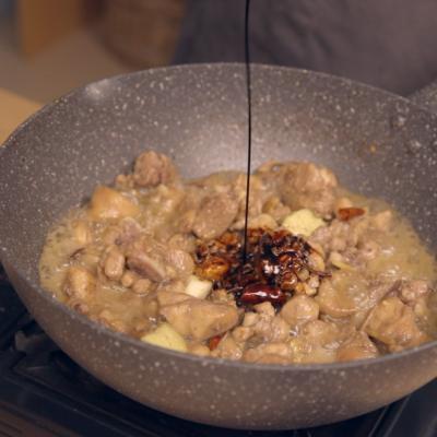 土豆豆角焖面_鸡肉土豆焖面食谱_鸡腿肉焖面做法