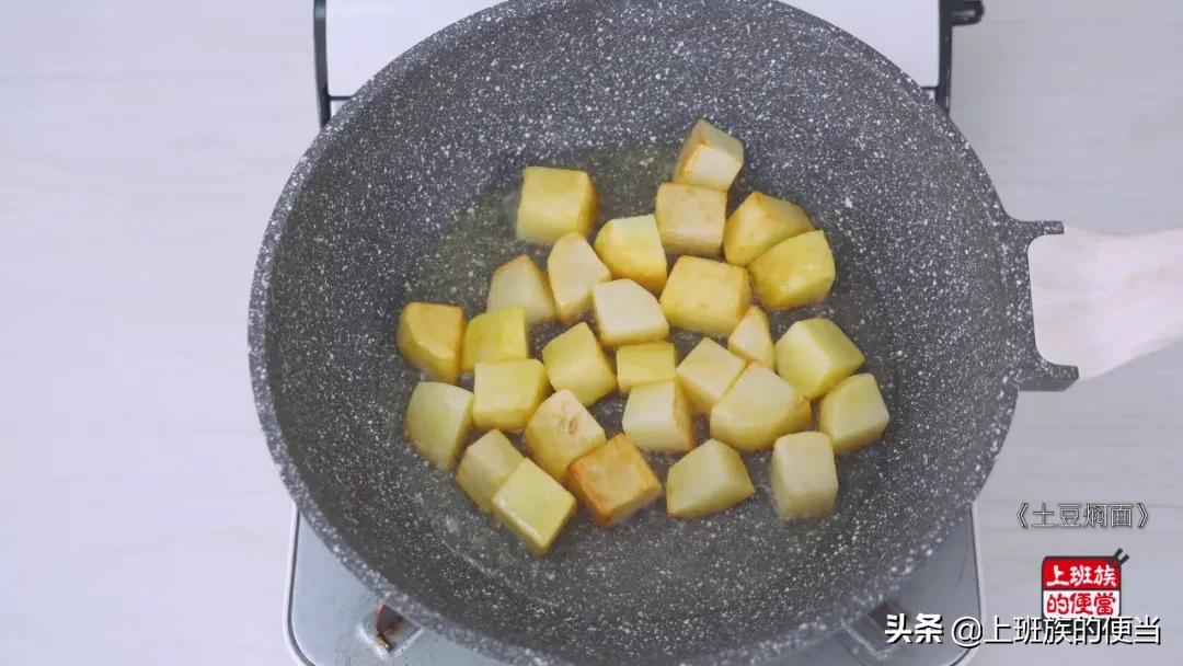 土豆豆角焖面_长沙晴空万里_独居青年晚餐