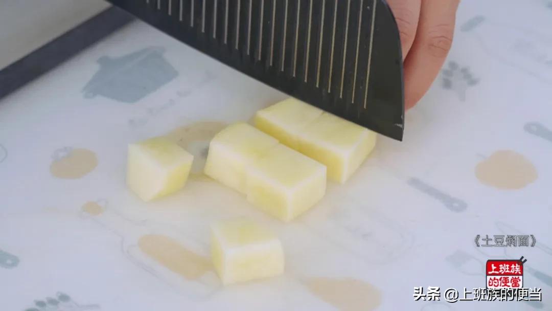 独居青年晚餐_土豆豆角焖面_长沙晴空万里