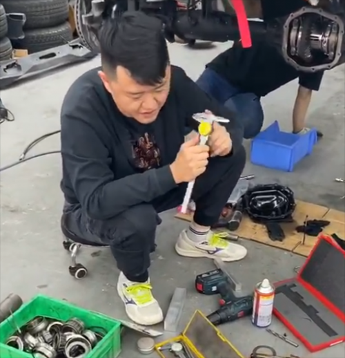 牧马人阿拉斯加极光绿特别版本_牧马人改装减震弹簧轮胎轮毂_牧马人差速锁多少钱