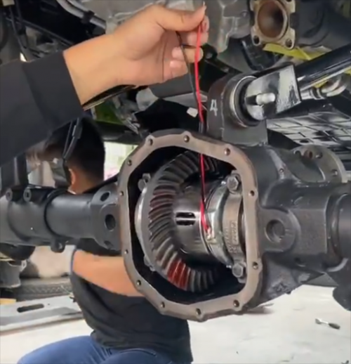 牧马人阿拉斯加极光绿特别版本_牧马人改装减震弹簧轮胎轮毂_牧马人差速锁多少钱