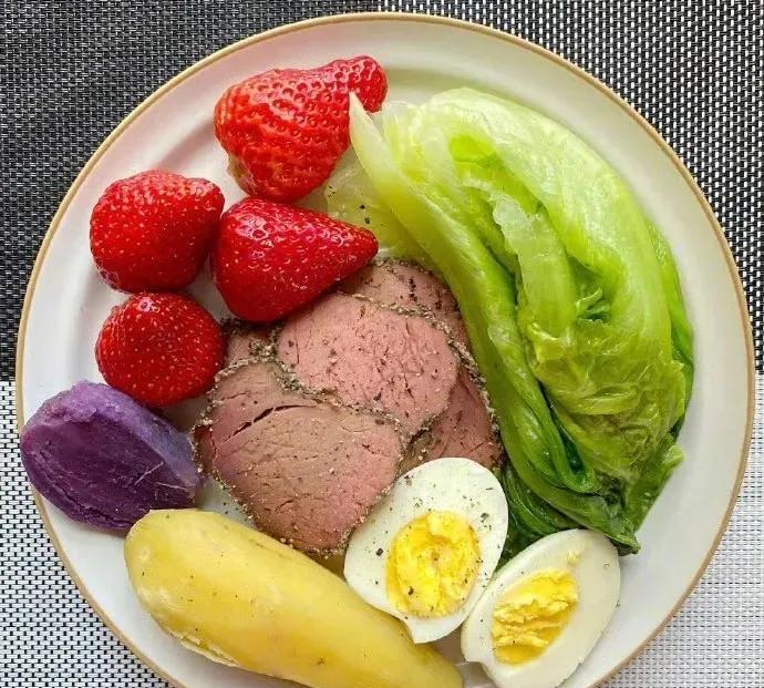 天天晚上减脂餐,半年减掉三十斤(图3) 减肥宵夜菜谱_丝瓜鸡蛋蘑菇汤做法_晚上吃的减脂汤